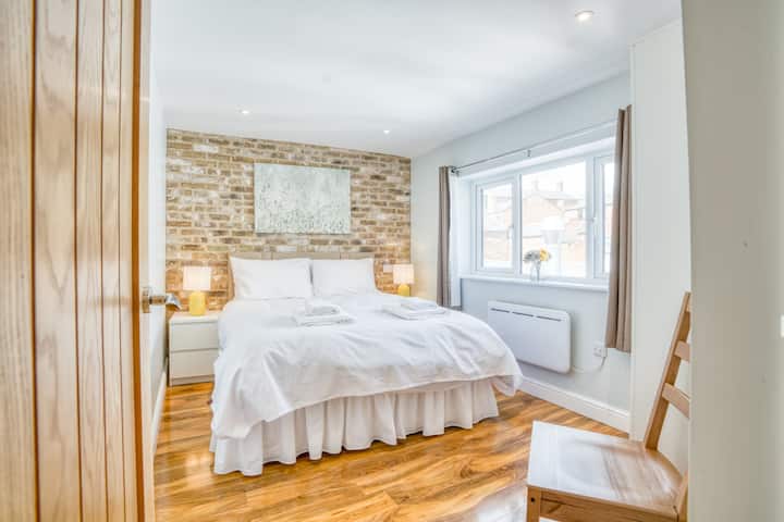 Suite 2 - 2 Bed Apartment - Lincoln