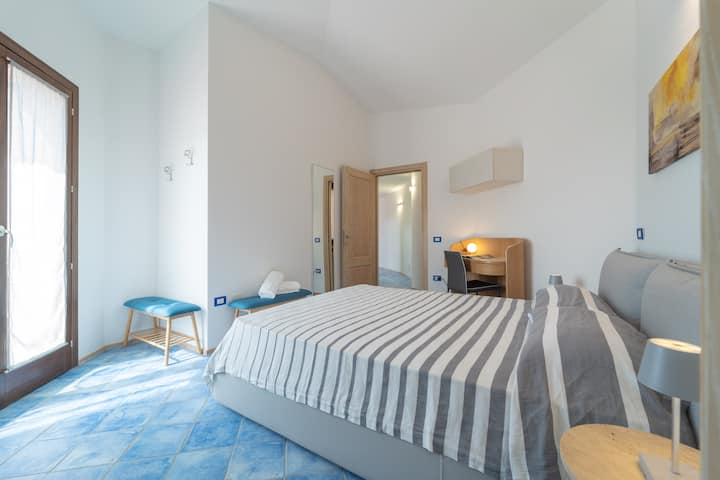 ห้องเตียงใหญ่พร้อมเตียงพร้อมฟูกนอนที่สะดวกสบายเป็นพิเศษพร้อมผ้าคลุมเตียงผ้าปูที่นอนและผ้าห่ม ห้องพักยังมีโต๊ะทำงานที่เหมาะสำหรับการอ่านหนังสือหรือทำงาน ตู้เสื้อผ้าขนาดใหญ่พร้อมราวแขวนเสื้อผ้าสำหรับความสะดวกสบายโดยรวม