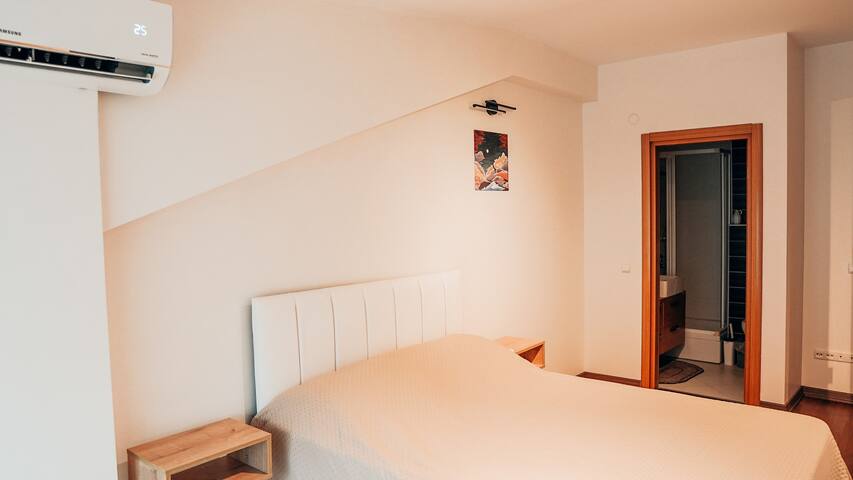 Spacious 3BR/2BA Apartment W Elevator And View gallery image 4