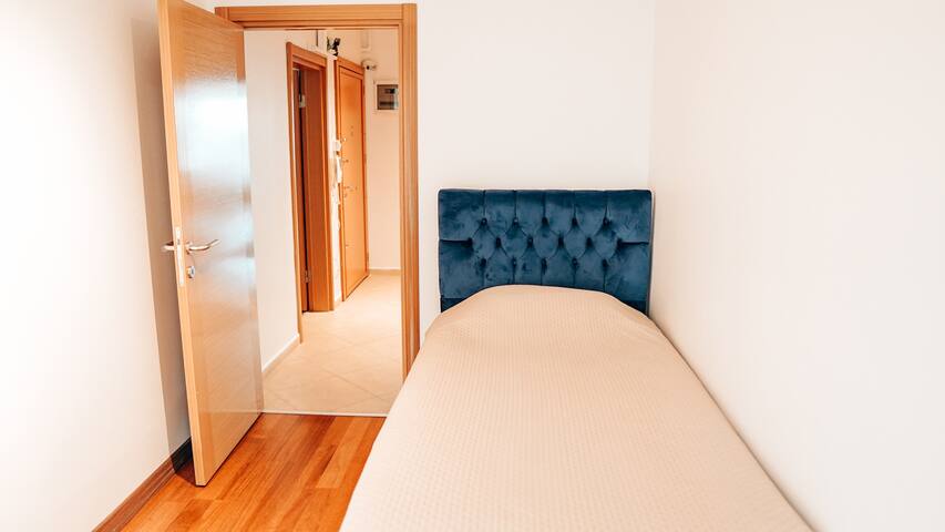 Spacious 3BR/2BA Apartment W Elevator And View gallery image 5