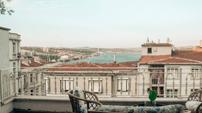 Spacious 3BR/2BA Apartment W Elevator And View gallery image 2