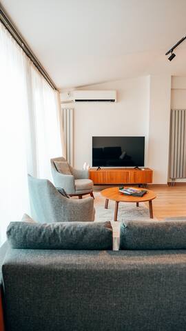 Spacious 3BR/2BA Apartment W Elevator And View gallery image 3