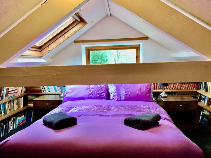 Спалня с прозорец и капандура. През прозореца се вижда тихата градина на тази буйна природа, чувайки звука на овце, птичи песни и добитък в далечината.  

Елате и се потопете в спокойствие, почивка и релаксация!