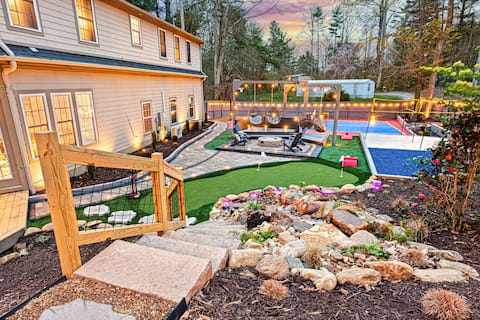 7K+ sq ft Mansion! Backyard Oasis! sleeps 28