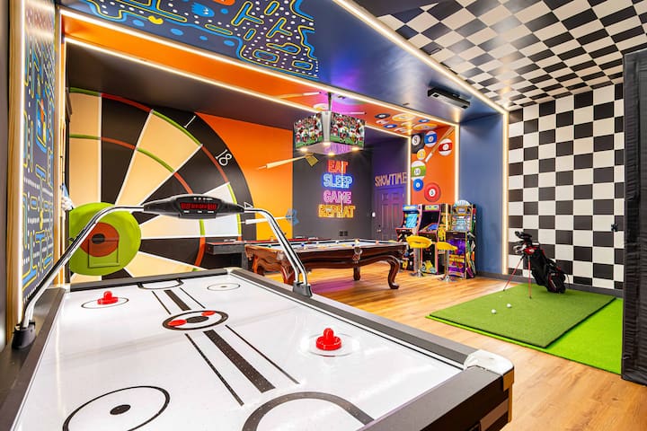 7K+ sq ft Mansion! Backyard Oasis! sleeps 28 gallery image 4