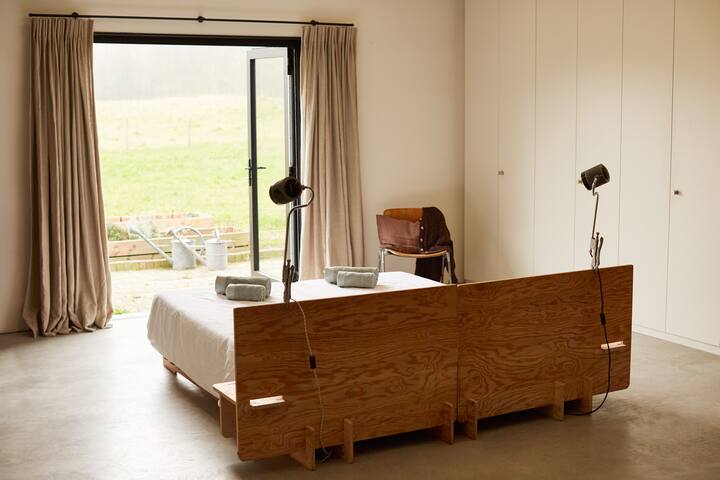 Ova spavaća soba je studio s francuskim vratima koja vode u dvorište i ima vlastitu kupaonicu/W.C. Vrata imaju zaštitne mreže protiv insekata. 