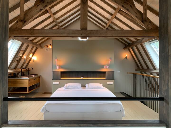 Ova se spavaća soba nalazi u potkrovlju i stoga ima jedinstven pogled