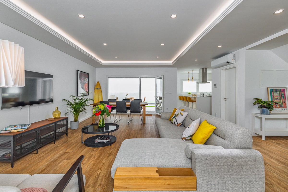 Top performing Airbnb: Family house with pool & garden in União Das Freguesias De Charneca De Caparica E Sobreda