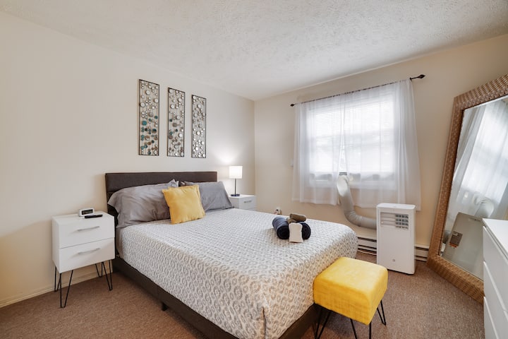 Dormitorio en el nivel principal justo enfrente del baño 