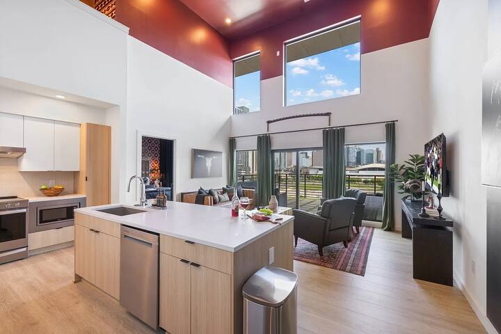 Skyline Views from Penthouse–Walkable to Broadway gallery image 3