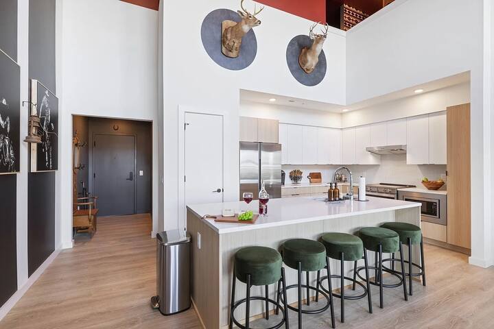 Skyline Views from Penthouse–Walkable to Broadway gallery image 2