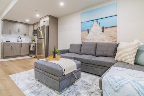 Top performing Airbnb: Brand New. Private Basement Suite. Calgary Center in Tuxedo Park