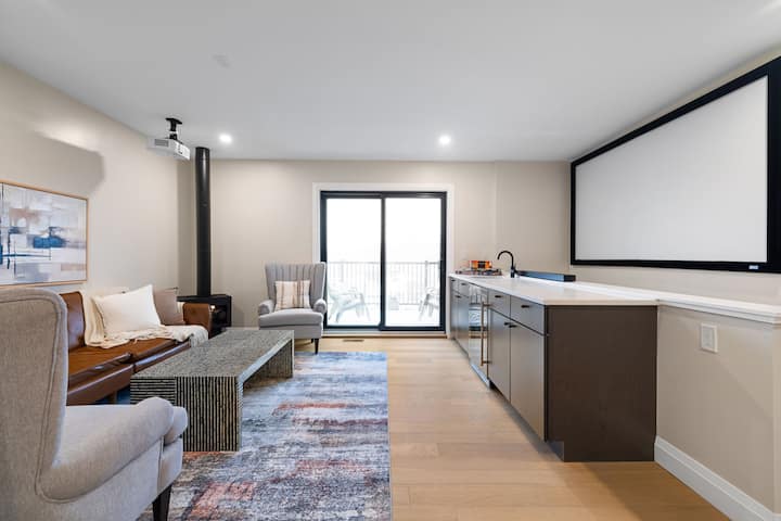 Usiku wa Sinema, Imesasishwa – Jizamishe kwenye sofa za kina kirefu, choma moto projekta na ufurahie chumba chako cha ukaguzi cha kujitegemea chenye mwonekano. Skrini ni inchi 100.