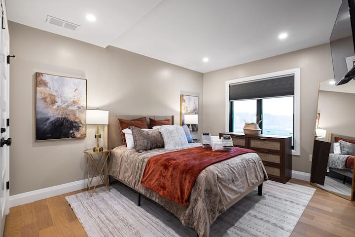 Crisp Comfort Meets Style – Kitanda cha malkia kilichovaa tabaka la plush huunda sehemu tulivu, iliyosafishwa ya kupumzika.