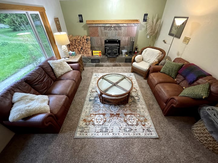 Spacious And Comfortable Riverfront Farmhouse - Grizzly Creek Redwoods State Park, Carlotta