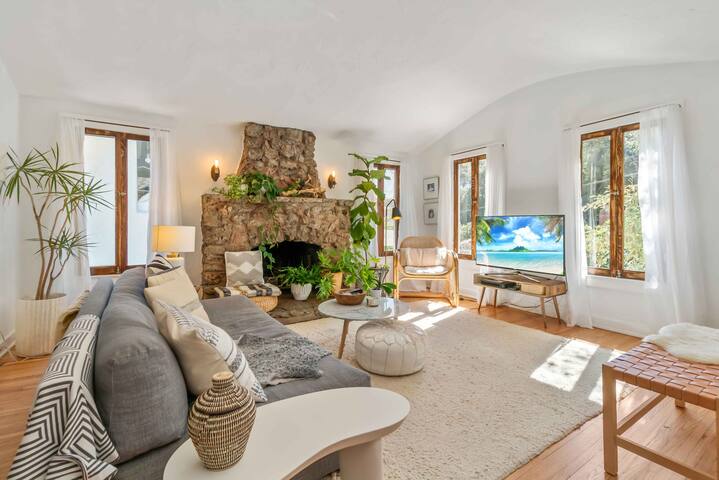 Beachwood Bungalow near Hollywood Sign