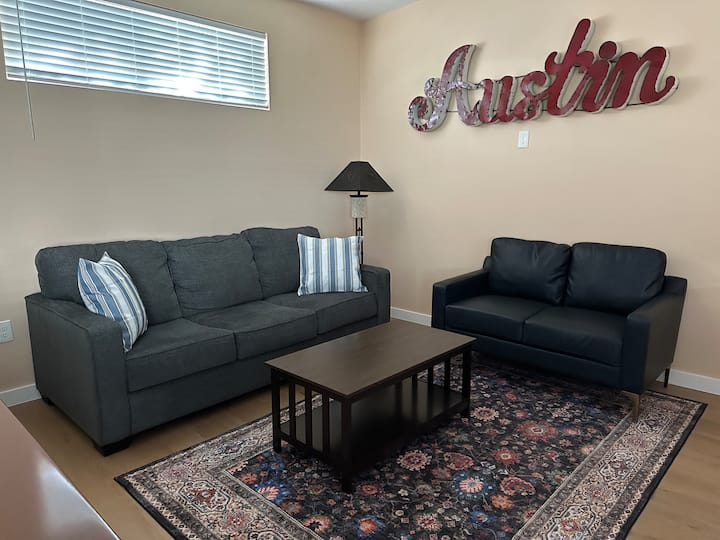 Sofá plegable hasta una cama tamaño queen.