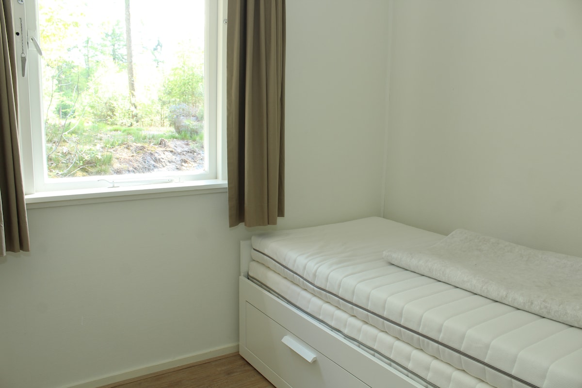 Ova spavaća soba ima pomoćni krevet za dvije osobe, ali je pokrivena za jednu osobu. Na njemu se nalazi dobar novi debeli madrac, za razliku od onoga što se može vidjeti na fotografiji. Ako se želite koristiti i ovom spavaćom sobom, mi ćemo prekriti krevet. 