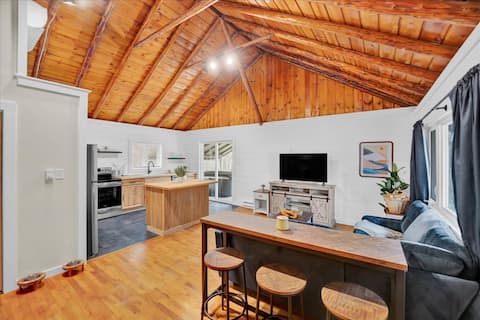 Modern Pocono Wilderness Cabin | Hot Tub | Firepit