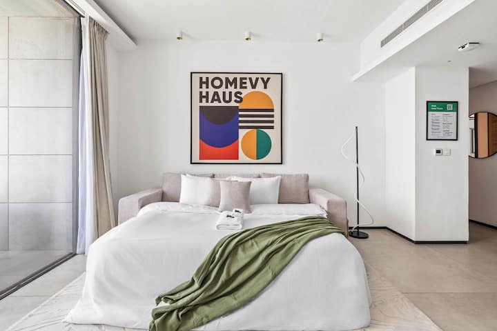 غرفة معيشة مريحة بلمسة عصرية وضوء طبيعي وافر.