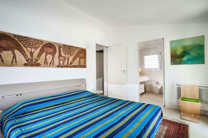 Dormitorio con dormitorio principal en suite