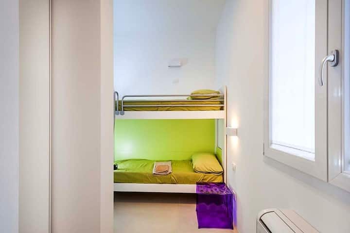 habitación con literas, dos literas.