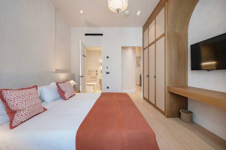 Chic Chelsea home with garden gallery image 5