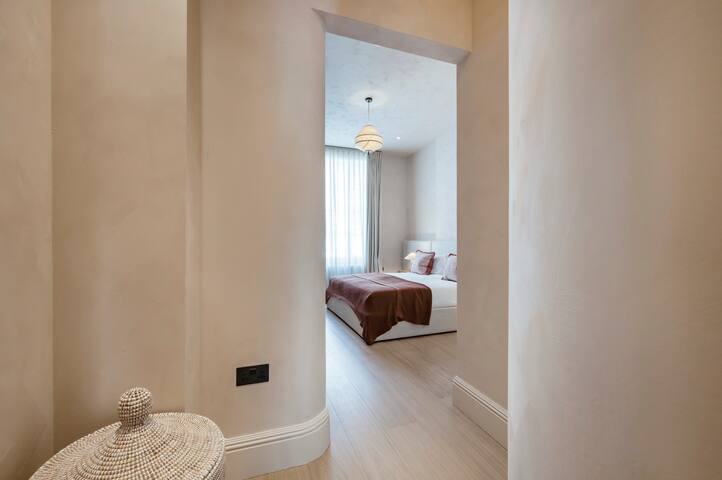 Chic Chelsea home with garden gallery image 2