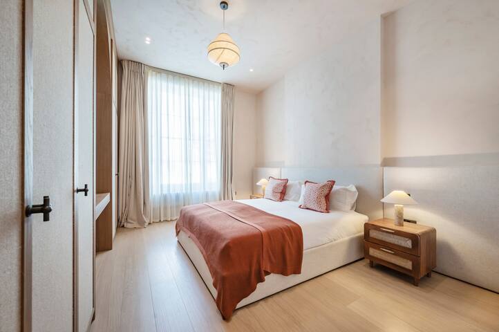 Chic Chelsea home with garden gallery image 3