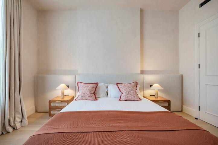 Chic Chelsea home with garden gallery image 4