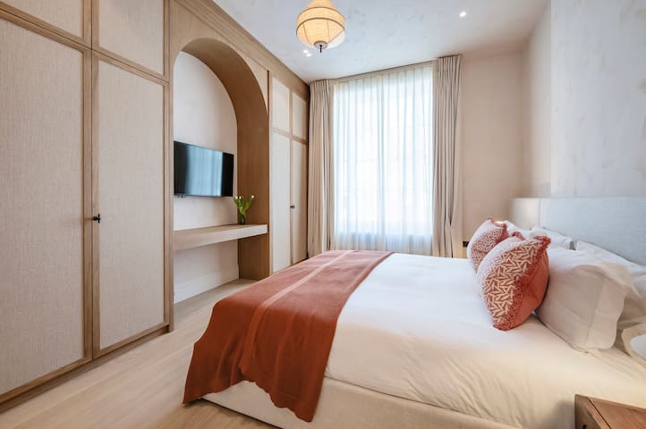 Chic Chelsea home with garden