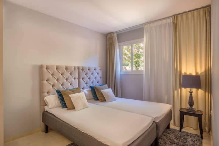 Chumba cha kulala cha wageni kina vitanda 2 vya mtu mmoja, kabati na dirisha la mtaro wa mbele