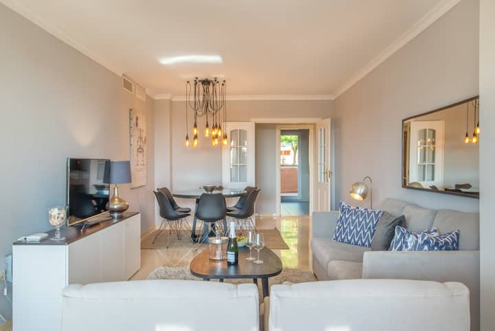 Sebule iliyo na kitanda cha Sofa, sehemu ya A/C, meza ya kulia chakula na sehemu nyingi za kuishi zilizo wazi. Imeunganishwa kwenye mtaro wenye jua na mwonekano wa bahari!