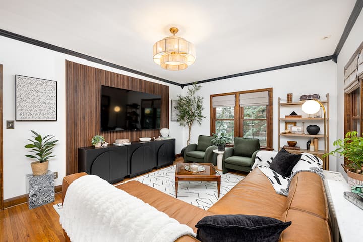 The Oak & Ivy / Stylish Stay Steps from Uptown