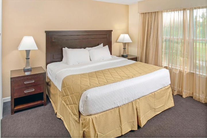 Просторниот брачен кревет (широк 180 – 220 см) е главниот елемент на оваа елегантна спална соба, нудејќи врвна удобност, мирна атмосфера и многу простор за опуштање за гостите да можат да уживаат во мирен и освежувачки престој во текот на нивната посета.