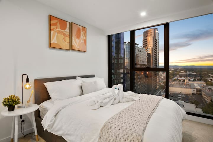 Romantična spavaća soba u Box Hillu s ručnicima u obliku labudova, pogledom na grad i zalazak sunca te udobnim uređenjem. Smještena je u mirnom predjelu Melbournea, nekoliko minuta od Doncastera, i idealna je za parove koji žele uživati u udobnosti, šarmantnom horizontu i jednostavnom pristupu restoranima, trgovinama i prijevozu.