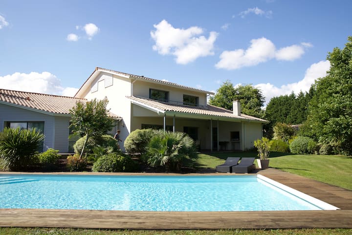 Villa d’architecte piscine tennis et golf