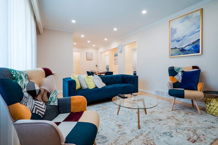 Stylish, Spacious 6-bedroom Home In The Gta - Ajax