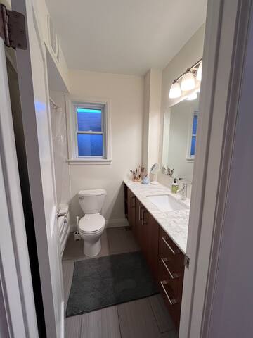 Sunny, stylish 3BR House | private patio+pkg gallery image 4