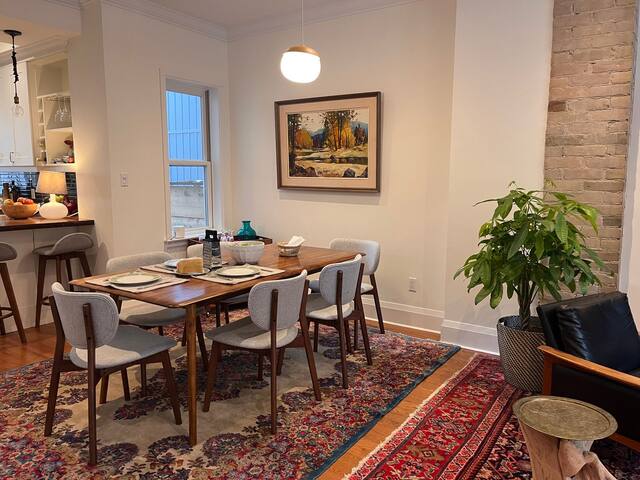 Sunny, stylish 3BR House | private patio+pkg gallery image 2