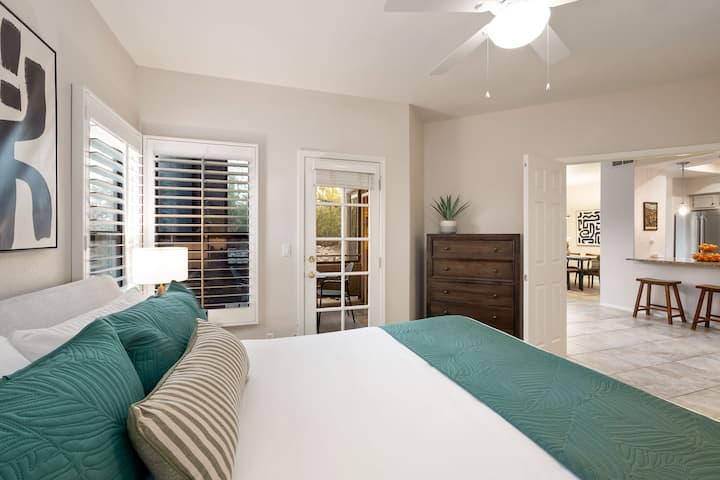 „Opustite se sa stilom u našoj mirnoj spavaćoj sobi s plišanim bračnim krevetom koji jamči maksimalnu udobnost.”
