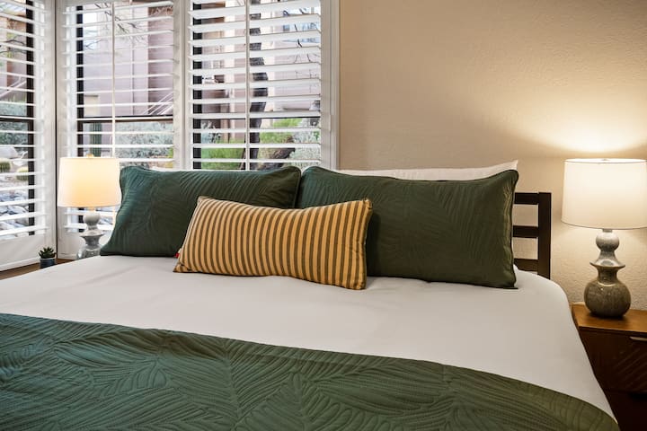 „Uživajte u mirnim trenucima u našoj predivnoj spavaćoj sobi s udobnim bračnim krevetom za ugodne noći.”
