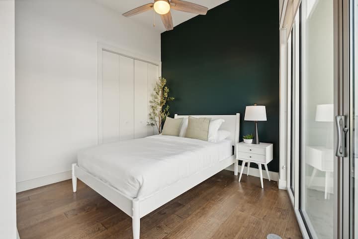 ¡Esta habitación es una habitación semiprivada, con una acogedora cama tamaño queen! ¡Esta habitación tiene la capacidad de mirar por encima de Dallas con acceso directo al balcón! 