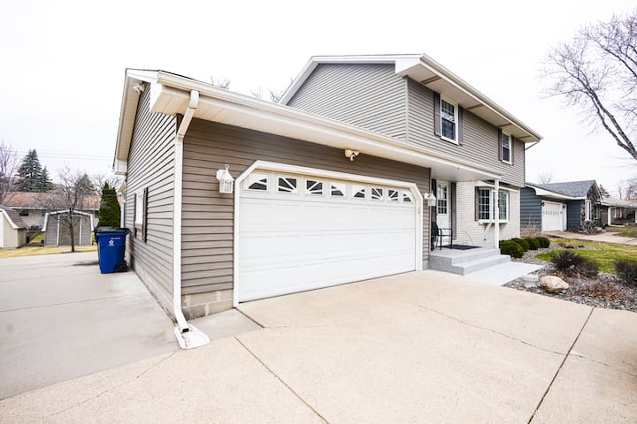 Fridley Family Home 4BR 2.5BA