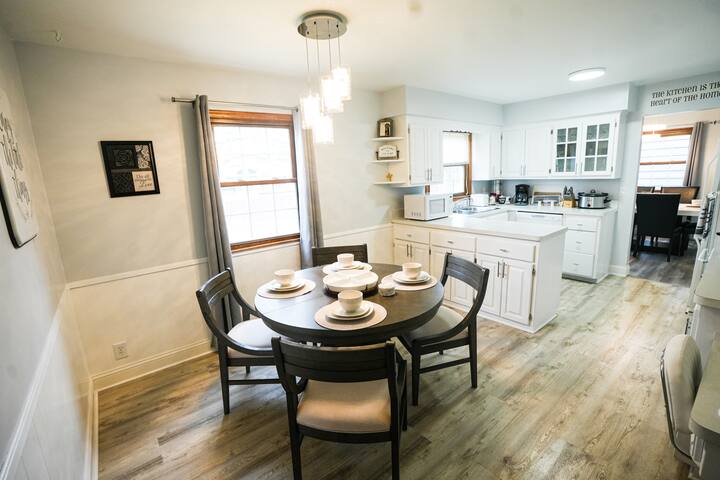 Fridley Family Home 4BR 2.5BA gallery image 5