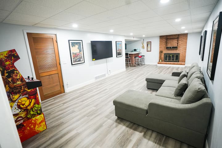 Fridley Family Home 4BR 2.5BA gallery image 4