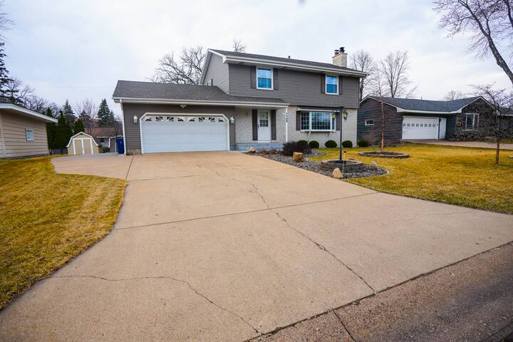 Fridley Family Home 4BR 2.5BA gallery image 3