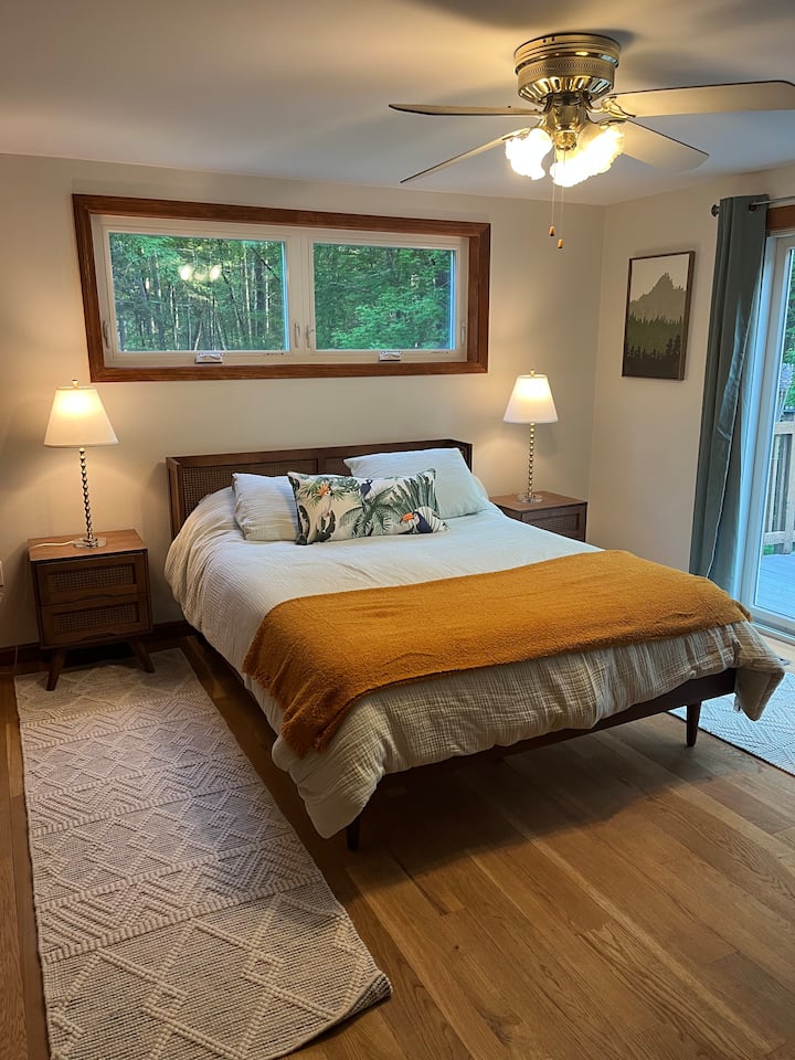 Izba má dva nočné stolíky a komodu.