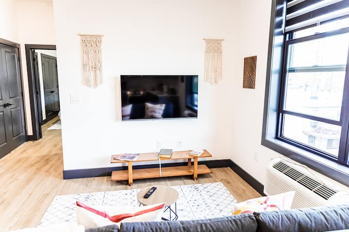 Შედის Wi-Fi/Ethernet. Შეგიძლიათ გადააქციოთ გასაშლელი დივანი სრული ზომის საწოლად.