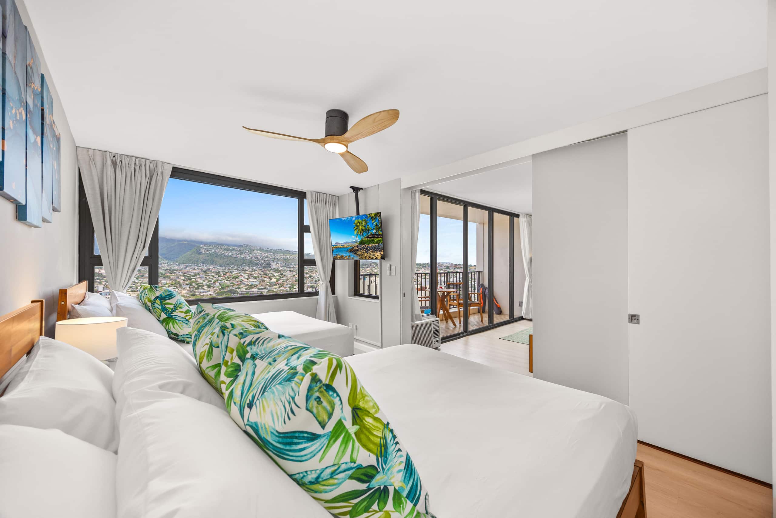 30Fl Renovated w/ Parking | Short Walk to Beach - Image 5